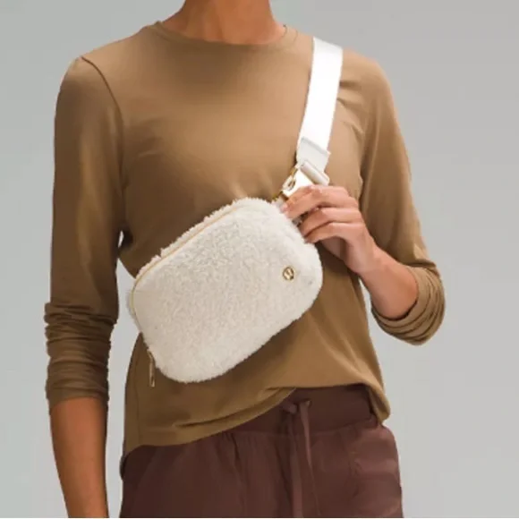Lululemon Everywhere belt bag Sherpa fleece white ivory - Picture 4 of 8
